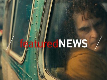 Joaquin Phoenix blickt als Joker nachdenklich aus einem Zugfenster - featuredNews 12