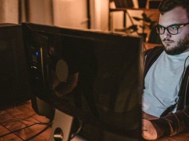 Junger Mann richtet am PC Steams Remote Play Together ein.