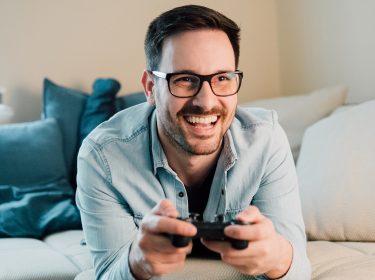 Mann spielt an der Konsole