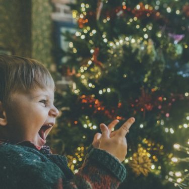 Kinderfotos-im-Internet Junge vor Weihnachtsbaum