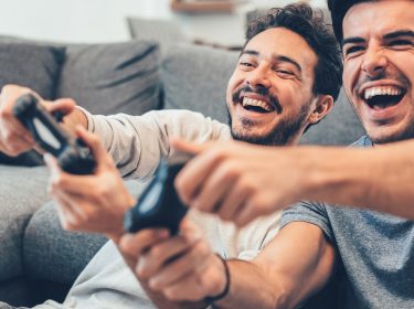 Zwei Männer spielen an der Konsole