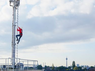 Techniker arbeitet an Funkloechern.