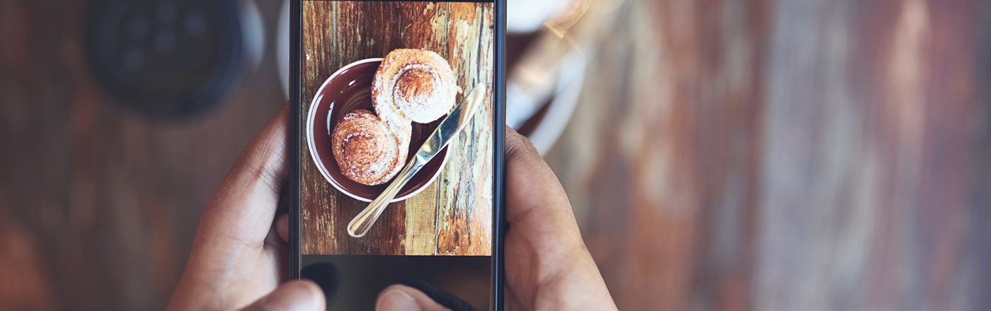 Instagram Likes verbergen Eine Frau fotografiert ihr Essen