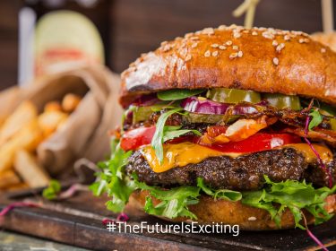 Ein Hamburger Patty, das aus Clean Meat besteht