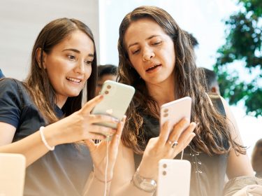 Zwei Frauen schauen sich das iPhone 11 an