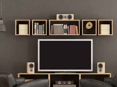 Entertainment-System mit Soundbar und Fernseher.