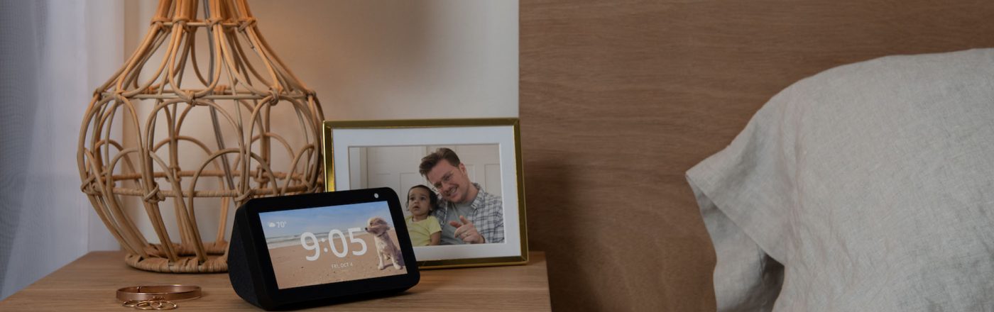 Amazon Echo Show 5: Anleitung für das Smart Display Der Amazon Echo Show 5 steht auf einem Nachttisch neben dem Bett.