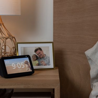 Amazon Echo Show 5: Anleitung für das Smart Display Der Amazon Echo Show 5 steht auf einem Nachttisch neben dem Bett.