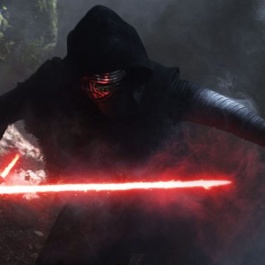 Star Wars: Galaktische Geschenkideen für Weihnachten Kylo Ren mit seinem roten Lichtschwert in „Star Wars 7”.
