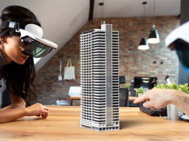 Zwei Spieler spielen am Hologramm-Gaming-Tisch