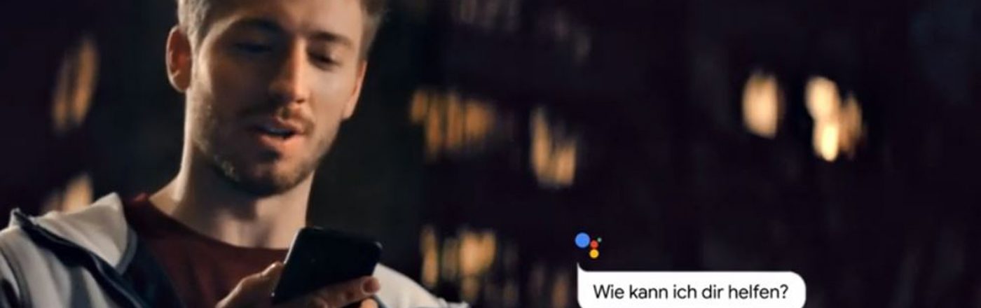 google-assistant-header Junger Mann schreibt eine Nachricht über Google Assistant
