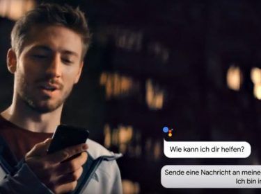 Junger Mann schreibt eine Nachricht über Google Assistant