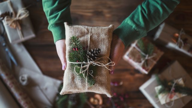 geschenk-fuer-nachhaltige-weihnachten-in-jute-verpackt-header Ein Geschenk, das für nachhaltige Weihnachten in Jute verpackt wurde.