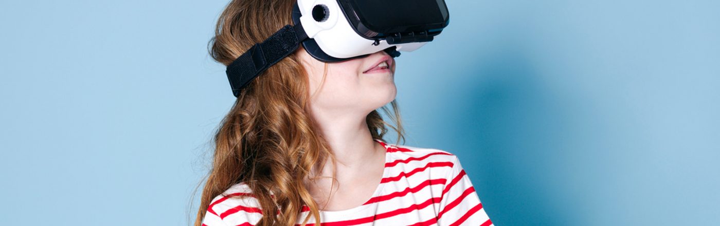 digtiale-mutmacher-header Junges Mädchen schaut sich mit einer VR-Brille digitale Mutmacher an