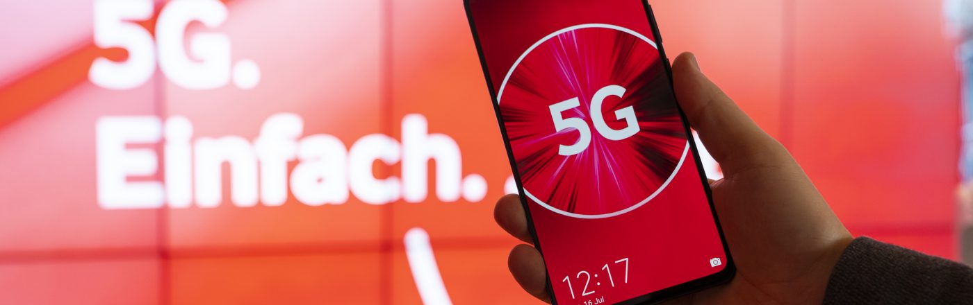 Vodafone-bringt-Deutschland-ins-5G-Zeitalter-2 Smartphone, das mit der 5G-Netzkarte zeigt, wo das Netz der Zukunft verfügbar ist