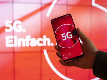 Smartphone, das mit der 5G-Netzkarte zeigt, wo das Netz der Zukunft verfügbar ist