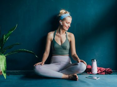 Eine junge Frau, die einen Motivations-Podcast hört