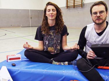 Die Gadget Inspectors mit Fitness-Gadgets auf einer Turnmatte in der Sporthalle