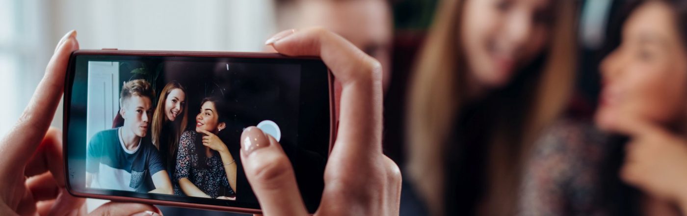 iPhone 12: Neues Kamera-Feature soll für bessere Fotos sorgen Mit der iPhone-Kamera ein Foto von Freunden knipsen.