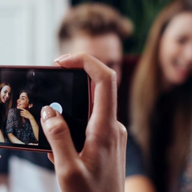 iPhone 12: Neues Kamera-Feature soll für bessere Fotos sorgen Mit der iPhone-Kamera ein Foto von Freunden knipsen.