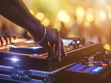 Hand am Mischpult