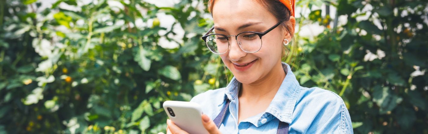 iOS 13: Diese Geräte unterstützen die Version – diese nicht mehr Frau probiert auf ihrem Gerät iOS 13 aus.
