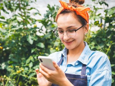 Frau probiert auf ihrem Gerät iOS 13 aus.