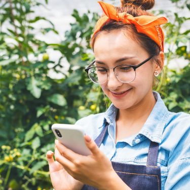 iOS 13: Diese Geräte unterstützen die Version – diese nicht mehr Frau probiert auf ihrem Gerät iOS 13 aus.