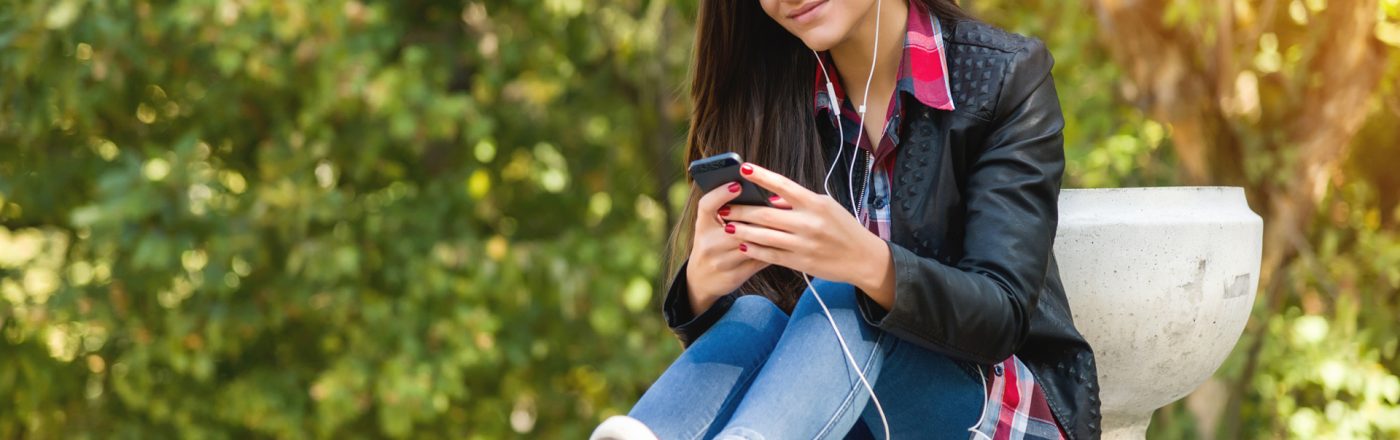 Whatsapp2020neuerungen junge Frau betrachtet Smartphone