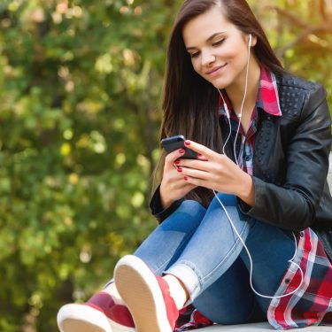 Whatsapp2020neuerungen junge Frau betrachtet Smartphone