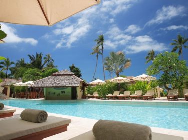 Blick auf den Swimmingpool eines Hotels.