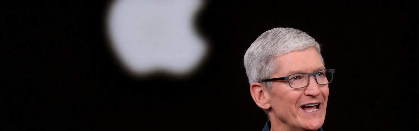 Tim-Cook-vor-Apple-Logo Apple-CEO Tim Cook