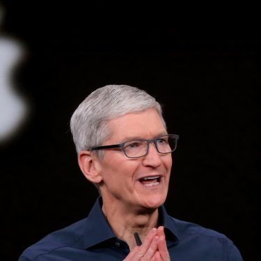 Tim-Cook-vor-Apple-Logo Apple-CEO Tim Cook