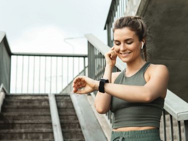 frau macht sport und trägt smartwatch und airpods vodafone multisim