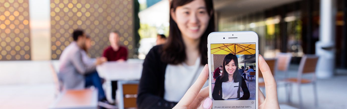 die-besten-apps-fuer-sehbehinderte-header Junge Frauen nutzen die besten Apps für Sehbinderte auf dem Smartphone