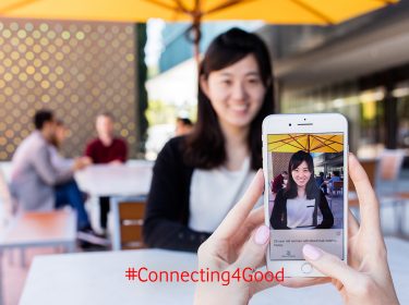 Junge Frauen nutzen die besten Apps für Sehbinderte auf dem Smartphone