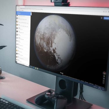 Featured – Google Maps – Weltraum – Pluto Screenshot vom Hyperspeed-Feature von Google Maps auf einem Monitor