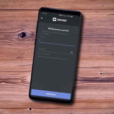 Discord-Passwort vergessen: Zugangsdaten wiederherstellen Smartphone mit geöffneter Discord-App