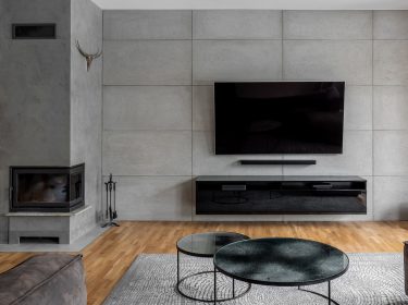 Design-Wohnzimmer mit Flach-TV an der Wand