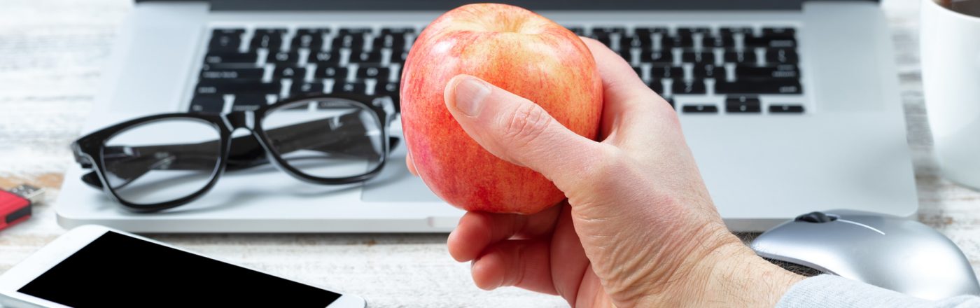 welchen-Mac-habe-ich Macbook mit Hand und Apfel