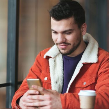 Google Chrome: Teilen-Menü erhält QR-Code- und Screenshot-Feature Mann teilt am Smartphone mit Google Chrome eine Webseite.