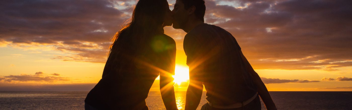 Sonnenuntergang-fotografieren Paar küsst sich im Licht eines Sonnenuntergangs