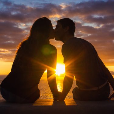 Sonnenuntergang-fotografieren Paar küsst sich im Licht eines Sonnenuntergangs