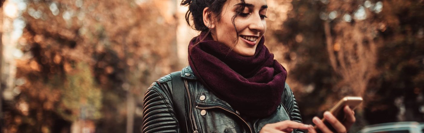 WhatsApp: Der Dark Mode ist in der Android-Beta angekommen – so sieht er aus Frau schaltet den Dark Mode von WhatsApp am Smartphone ein.