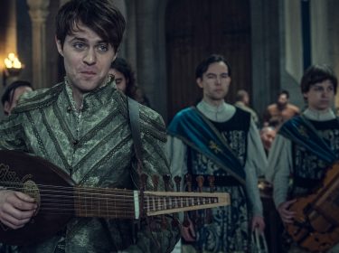 Filmszene mit dem Barden Rittersporn aus The Witcher