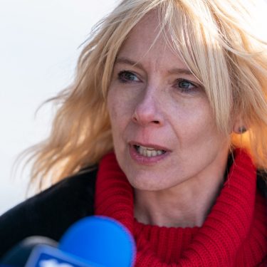 Lost Girls: Das erwartet Dich in Netflix' True-Crime-Drama Amy Ryan in dem True-Crime-Drama „Lost Girls”.