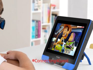 Junge mit Schwachsichtigkeit trainiert am Screen von Nova Sight seine Augen. Foto: Nova Sight