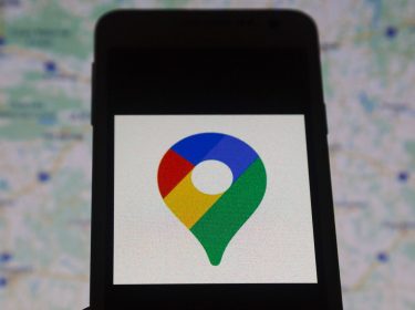 Neues Logo-Design für Google Maps auf Smartphone abgebildet.