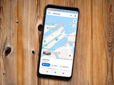 Google Maps auf einem Smartphone zeigt Speicherstadt in Hamburg
