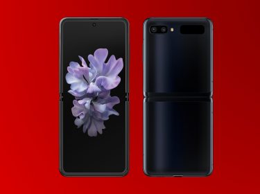 Das Samsung Galaxy Z Flip von der Voder- und Rückseite auf rotem Hintergrund. Foto: Samsung